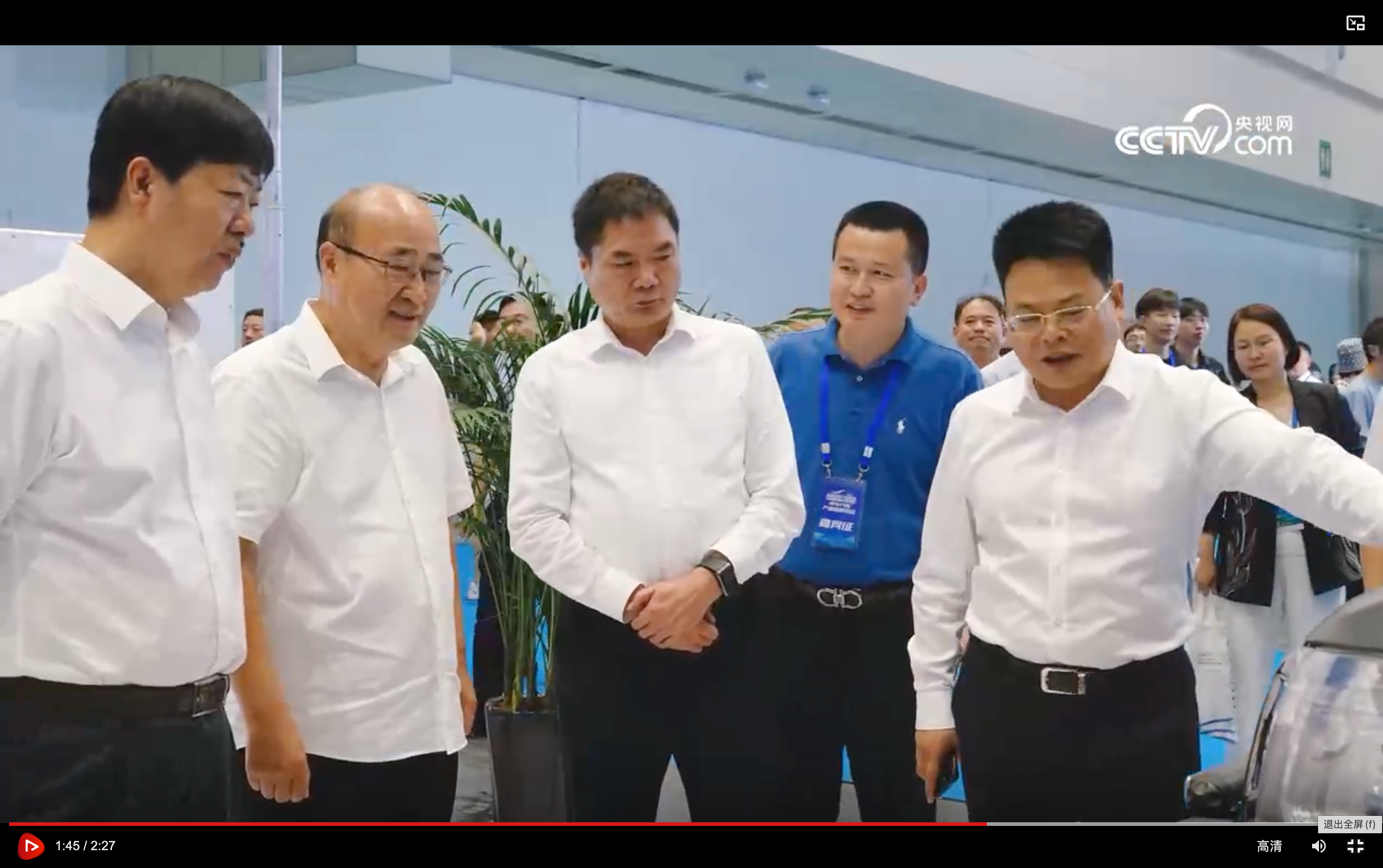 展会现场嘉宾在郑州日产展区参观交流